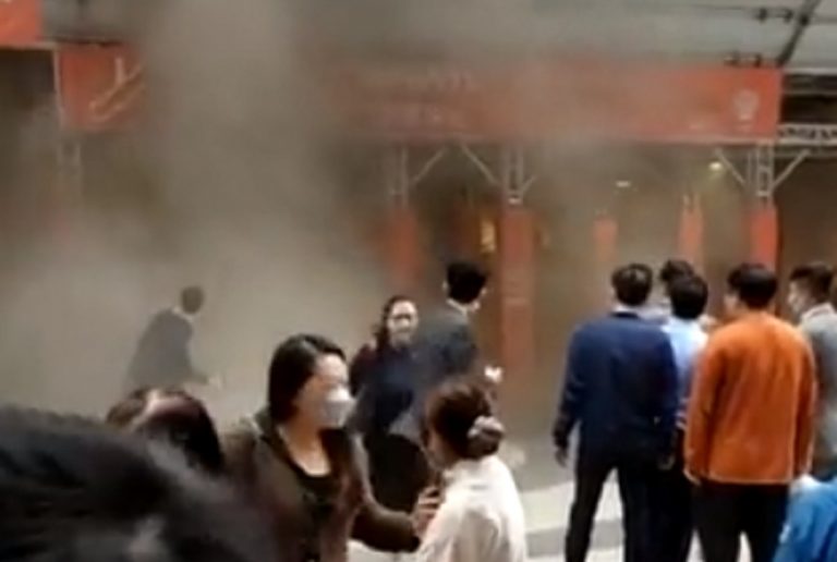 Panico dopo le fiamme al WTC di Hong Kong