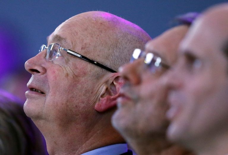 In primo piano Klaus Schwaab, fondatore del WEF