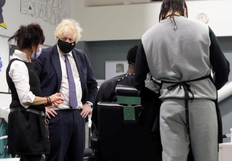 Il premier inglese Johnson valuta un lockdown dopo Natale