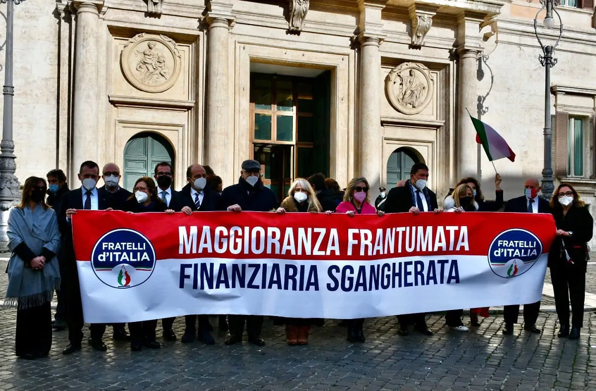 Il deputati di DdI davanti a Montecitorio
