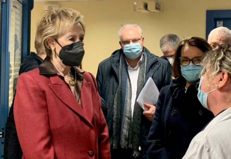 L'assessore Moratti in visita ad uno spot sanitario lombardo