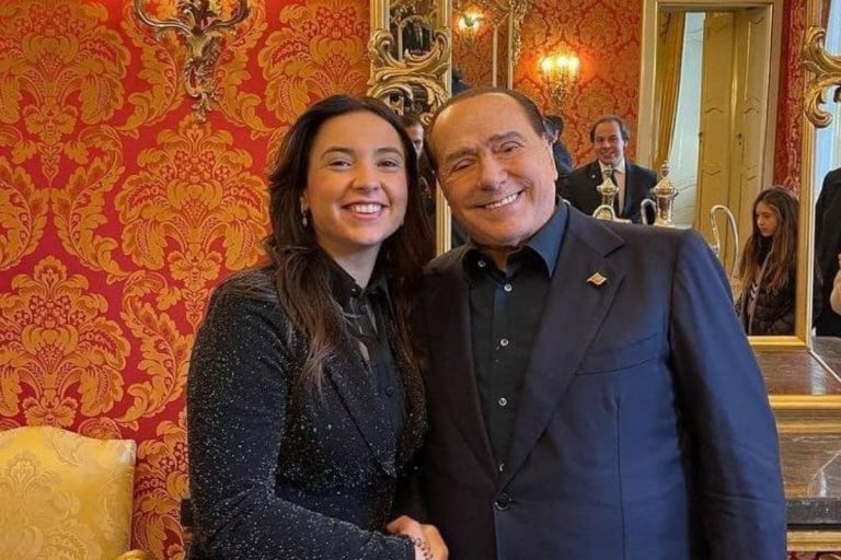 Posta foto Berlusconi insultata