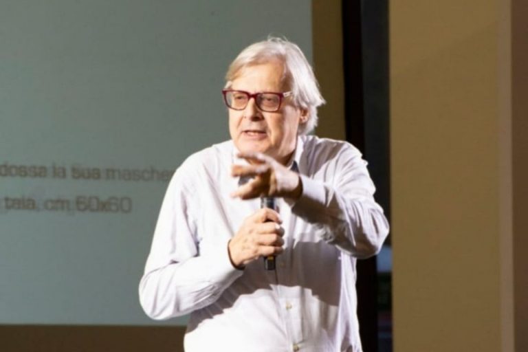 Sgarbi pacca sedere donna