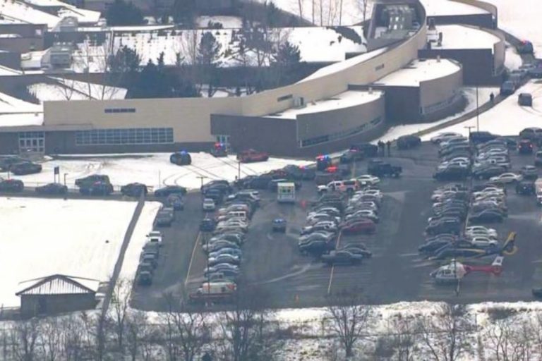 Sparatoria Michigan arrestati genitori