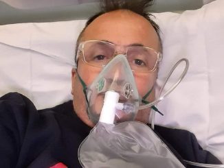Maurizio Stecca con la maschera per l'ossigeno
