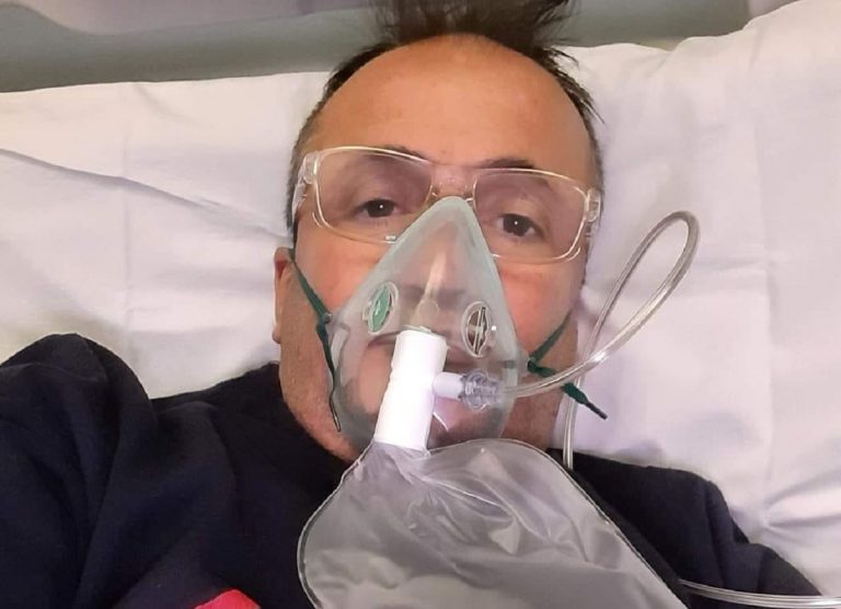 Maurizio Stecca con la maschera per l'ossigeno