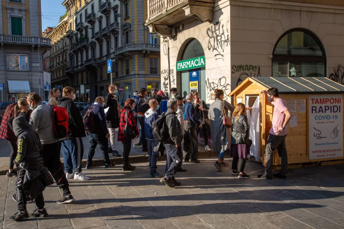 In Italia è psicosi da tampone tra file infinite e risse in coda. "Stanno finendo i reagenti"