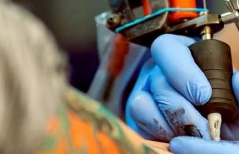 Dal gennaio 2022 regole ferree per i tatuaggi