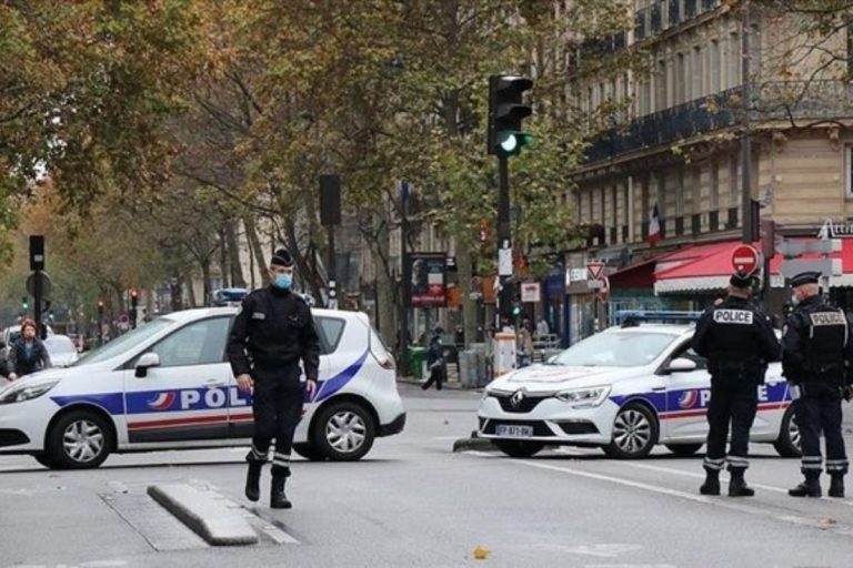 Uomo travestito ninja Francia