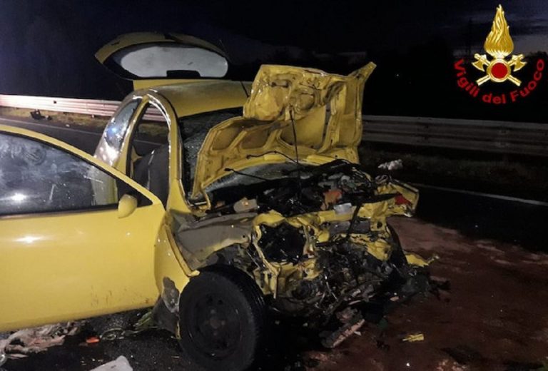 L'auto della vittima praticamente distrutta