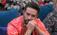 Urla al GF Vip, Alex Belli furioso tenta di aprire la porta rossa: "Non me ne frega un caz**"