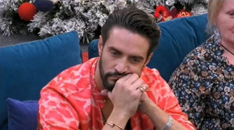 Urla al GF Vip, Alex Belli furioso tenta di aprire la porta rossa: "Non me ne frega un caz**"