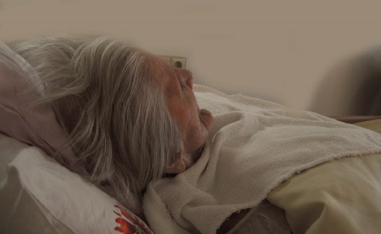 Orrore in Uk, dove un bambino si sveglia accanto alla nonna morta