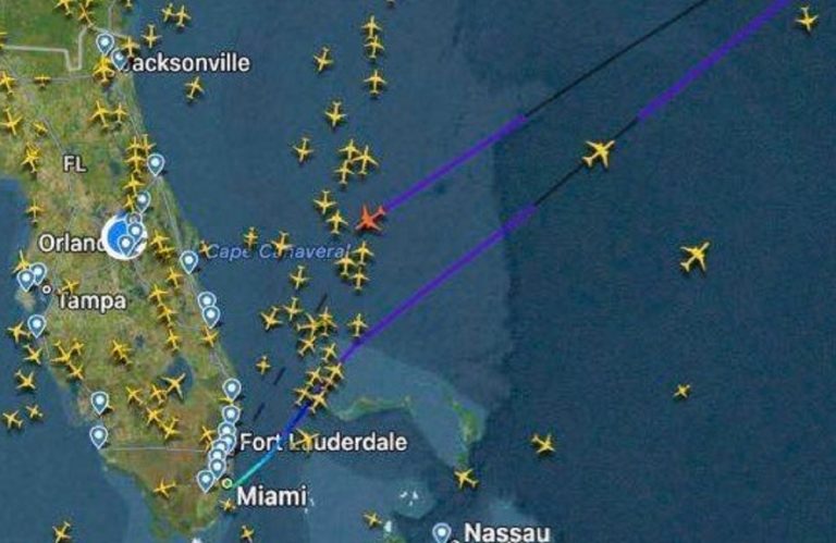 Il tracciato ad U dell'aereo che torna a Londra