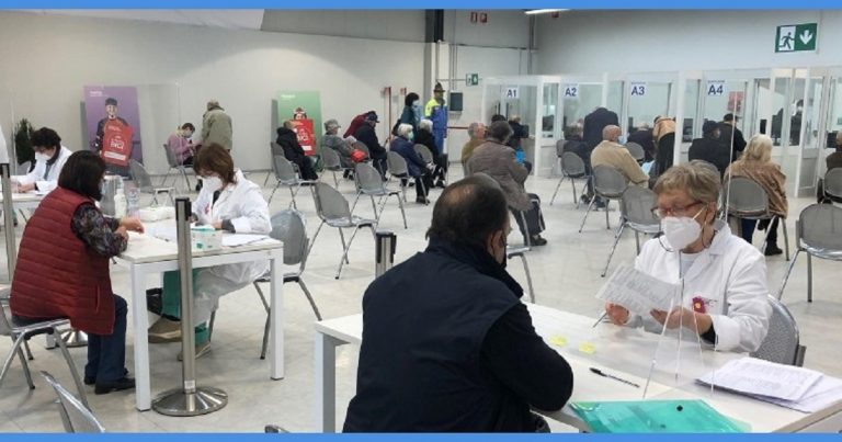 Donna anziana sbaglia fila per vaccinarsi: sta per ore in coda coi tifosi per i biglietti di coppa