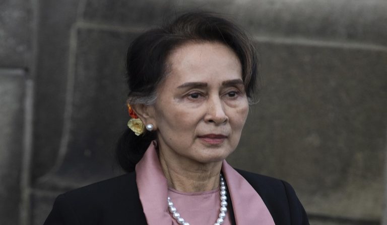 Aung San Suu Kyi condannata a 4 anni per aver importato walkie-talkie in Myanmar