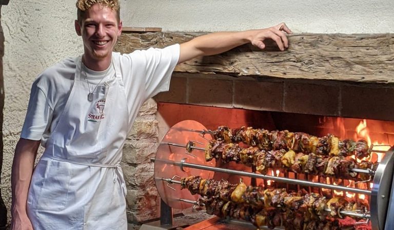 Due ventenni producono girarrosti: "Stufi della dad"