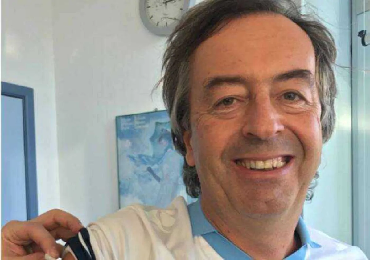 Roberto Burioni mentre si vaccina a dicembre 2021