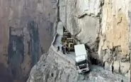 Il camion in bilico sullo strapiombo in Cina