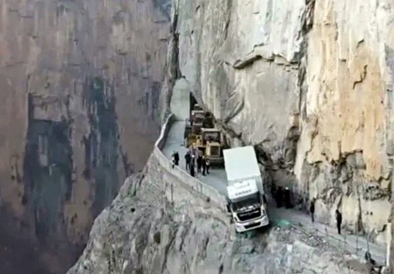Il camion in bilico sullo strapiombo in Cina