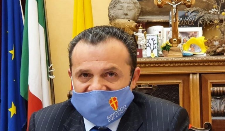 Cateno De Luca protesta contro il Super Green Pass