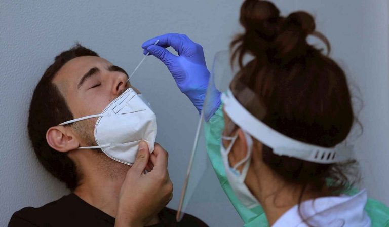 Omicron, reinfezioni e boom di casi in Spagna