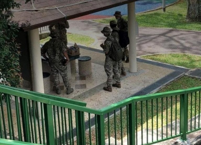 La polizia di Singapore sulla scena del crimine