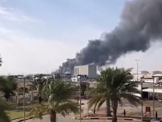 Il fumo delle esplosioni ad Abu Dhabi