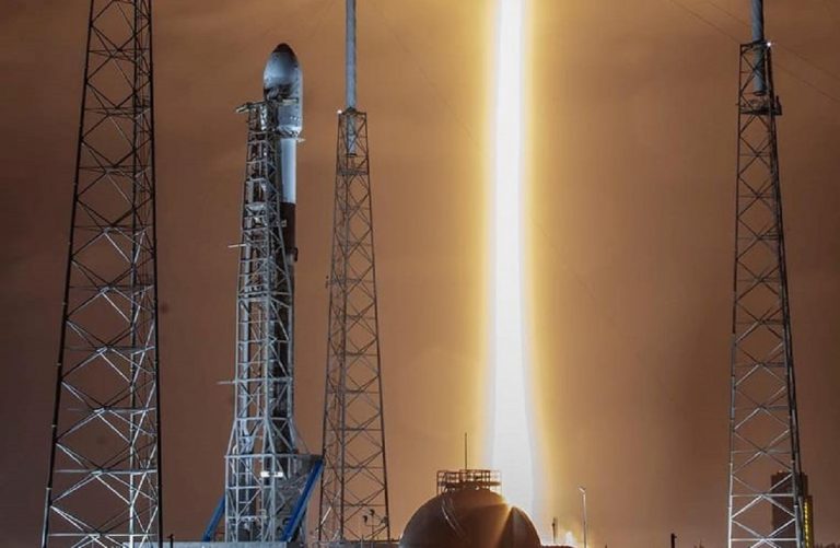 Un razzo Falcon 9 in fase di lancio