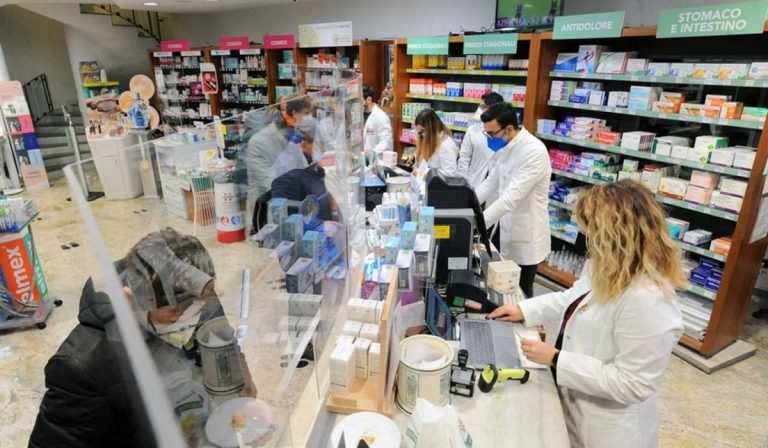 Tamponi gratis in una farmacia di Como, per bambini e genitori