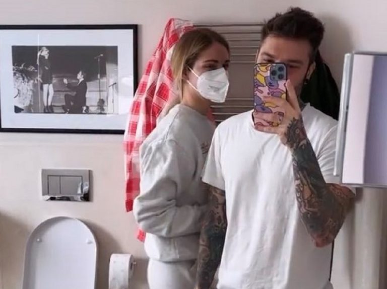Fedez e Chiara Ferragni nel loro bagno di casa
