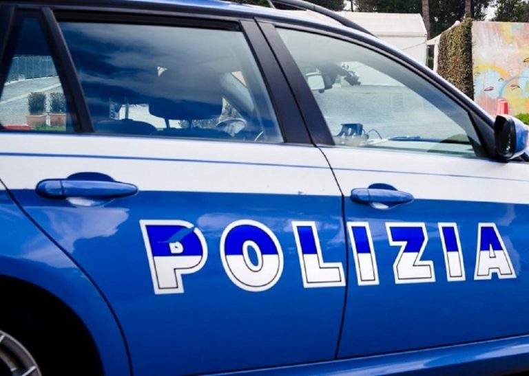 La polizia ha fermato un uomo che aveva ferito gravemente la moglie con una spada