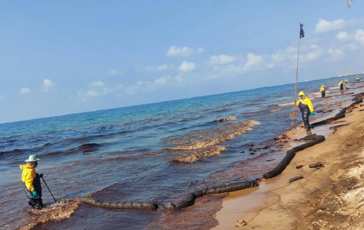 Operatori sulle spiagge colpite dalla marea nera