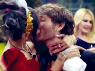 GF Vip, baci sotto il vischio durante il party di Capodanno