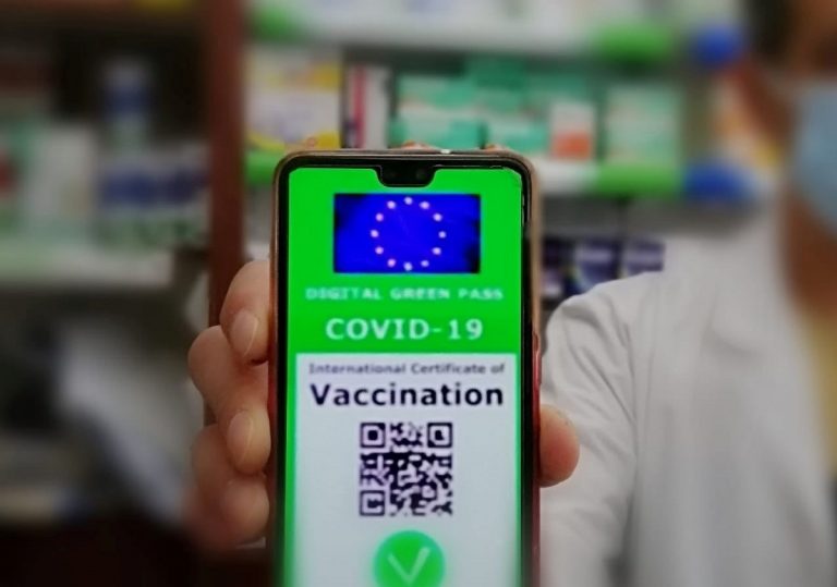 Prende piede il trucco-reato di fingersi positivi per ottenere il green pass