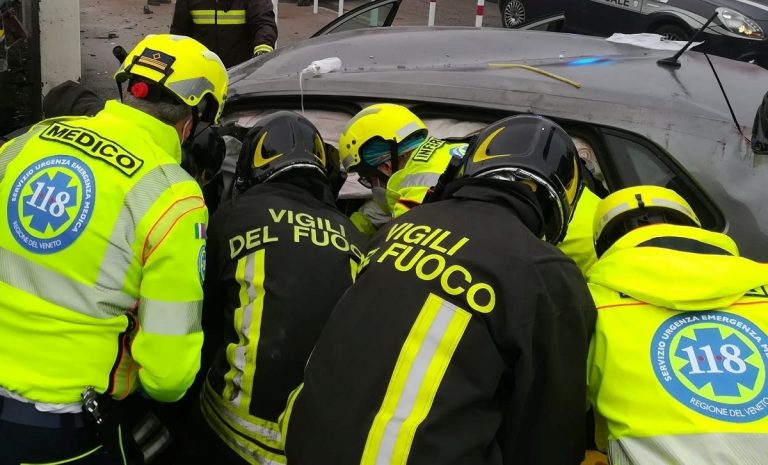 I Vigili del Fuoco ed il personale medico soccorrono il giovane