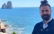 Emanuele Melillo in divisa Atc con i faraglioni sullo sfondo