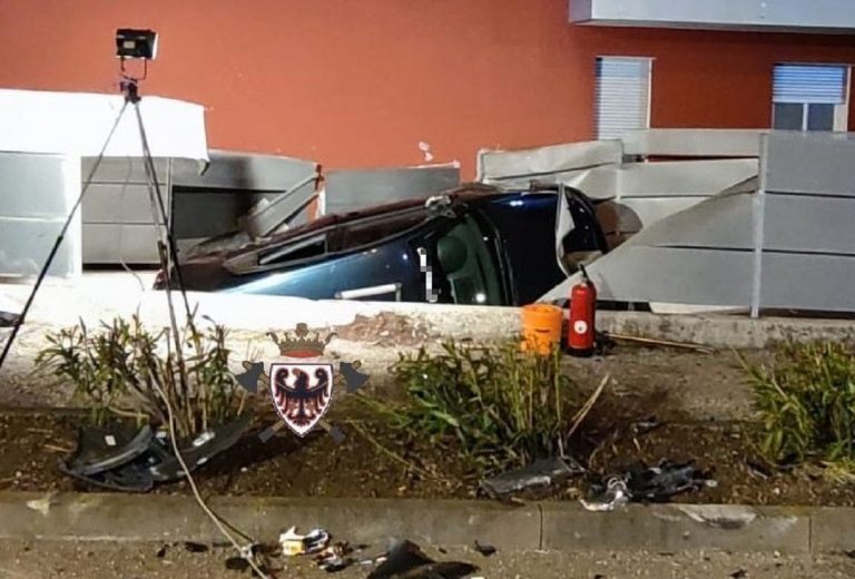 Incidente a Calliano, scontro tra due auto: una si schianta su una casa