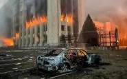 Il palazzo e le strade di Almaty devastati da proteste ed incendi appiccati dai manifestanti