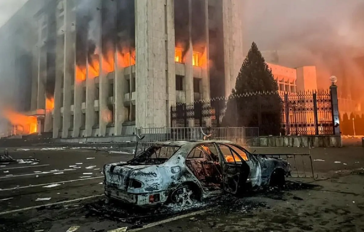 Il palazzo e le strade di Almaty devastati da proteste ed incendi appiccati dai manifestanti