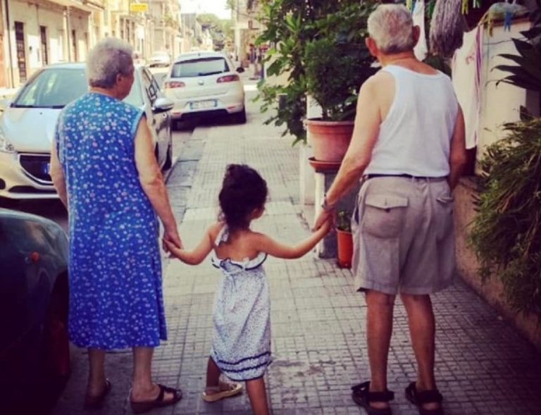 la commovente foto postata dalla Torrisi su FB per annunciare la morte della nonna