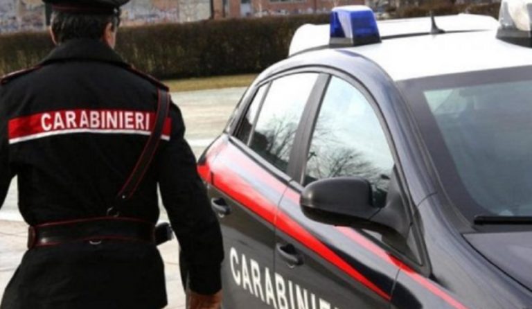 uccide quattro familiari licata