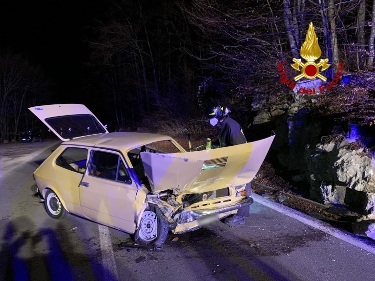 Pauroso schianto con l'auto storica: la Fiat 127 contro i massi Foto