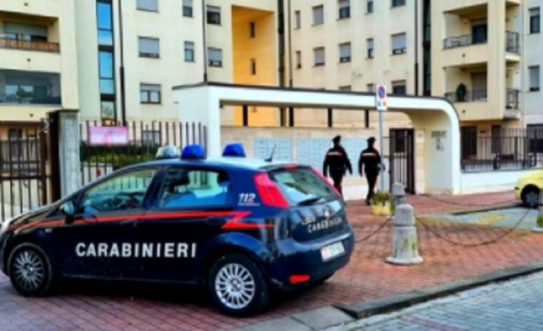 marito moglie accoltellati opera