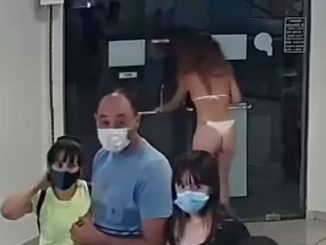 Un frame delle videoriprese della "no mask desnuda"
