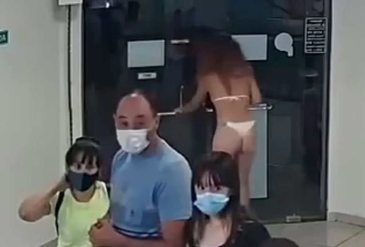 Un frame delle videoriprese della "no mask desnuda"