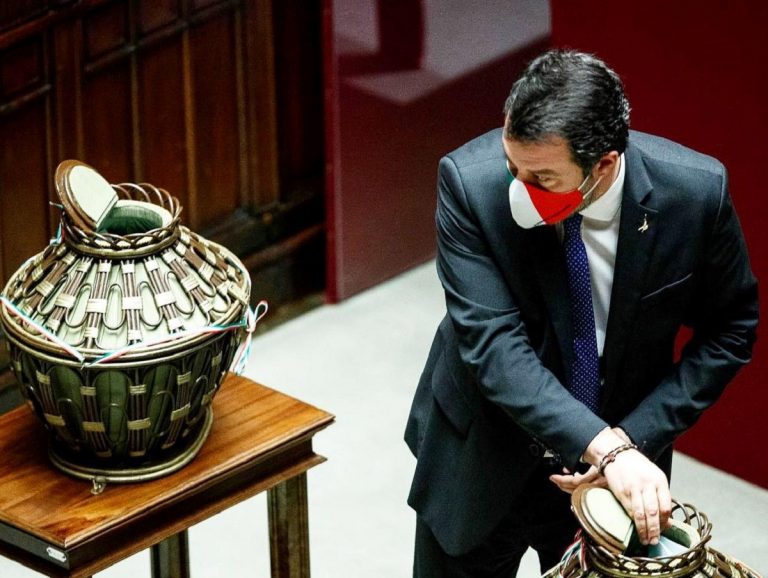 Matteo Salvini mentre vota al Quirinale