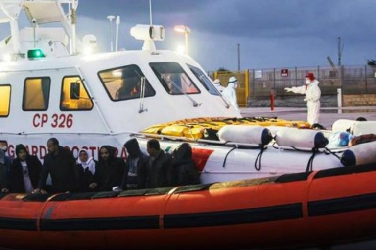 Migranti sbarcano Lampedusa barcone