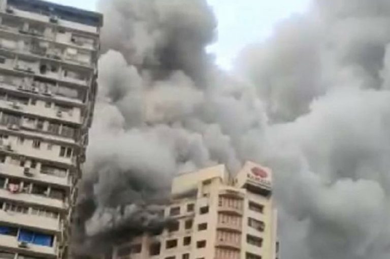Il palazzo in preda alle fiamme