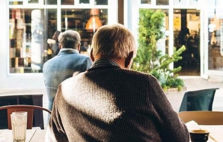 Muore di covid e la nipote si sfoga contro chi lo aveva "fuorviato"